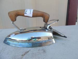 lot 224 image: Metal iron with handle marked Kmelectrical perfection streamline series A eclectic Flat iron Knapp monareh co. 115 volt 660 watt St. Louis USA 7x4x4