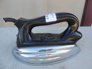 lot 227 image: Metal iron marked Montgomery Ward USA I-49 model 94 KW 2887 A. 1000 watts