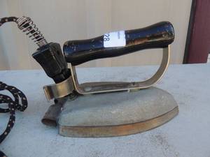 lot 228 image: cast iron with handle and outlet cord marked DU-MUL A duke Mutler product Quincy electronics co. 550 watts