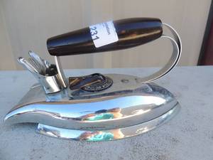 lot 231 image: Metal iron with handle Kwik way automatic 850 watts