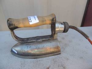 lot 232 image: Metal iron with handle and cord USA Westinghouse electric 550 watts