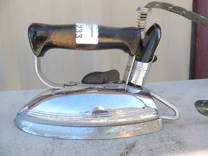 lot 233 image: Metal iron with handle and outlet cord singer sewing machine co. model B automatic  800 watts