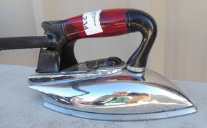 lot 234 image: Metal iron with handle and electric cord American beauty American electric heater co. 1000 watts