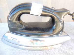 lot 235 image: Metal iron with handle  and outlet cord Sunbeam iron master  model A-4 1000 watts