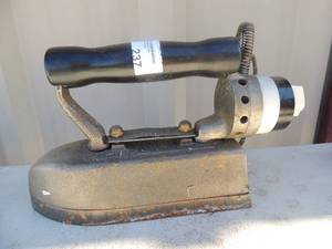 lot 237 image: Cast iron with handle  and outlet cord Gross star electric no. 13418 799 watts 16 lbs.