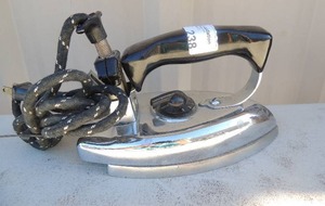 lot 238 image: Metal iron with handle and outlet cord UL 750 watts