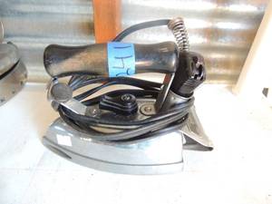 lot 241 image: Metal handle with handle and electric plug Hotpoint cat. No. 119 F94 800 watts