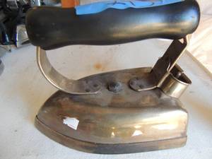 lot 243 image: Metal iron with handle dover so-man-co. no.6 550 watt