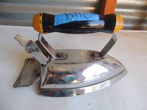 lot 244 image: Metal iron with handle no markings 7x4x5