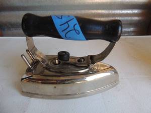 lot 245 image: metal iron with handle marked 400 watts no. E 9021 6x3x5