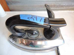 lot 247 image: Metal iron with broken handle singer sewing machine co. model D no.820333 1000 watts