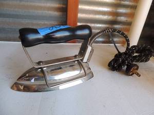 lot 251 image: Metal iron with handle and cord Westing House electric and mfg. co. 350 watts