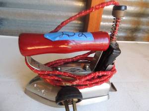 lot 252 image: Metal iron with handle and outlet Ther-a-hot Knapp- monaren co. 350 watts