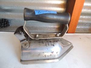lot 253 image: Metal iron with handle Crown mfg. co. St. lewis mo. Type 3400