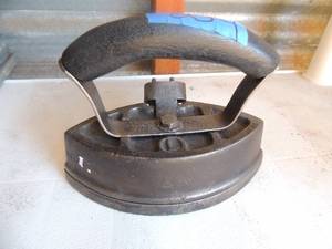 lot 254 image: Cast iron with handle 110 volt