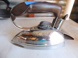 lot 256 image: Metal iron with handle marked general electric Hi-speed