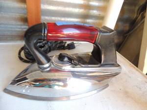 lot 257 image: Metal iron with handle and electric cord marked American beauty cat. No 79AB American Electrical heater 1999 watts