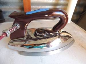 lot 259 image: Metal iron with handle and outlet cord Dominion electric Corp. model 1011-B 1000 wats