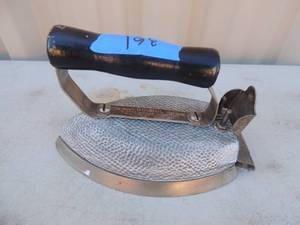 lot 261 image: Cast iron with handle marked DU-MUL c duke muller industries Model E-175 110 watts