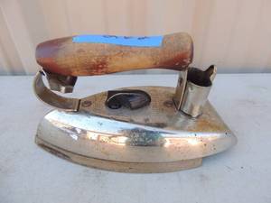 lot 262 image: Metal iron with handle marked general electric co. cat. No. 116F112 660 watts 115 volts