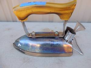 lot 264 image: Metal iron with handle marked Caloric Standard Belgium 450 watts