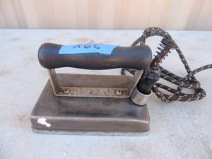 lot 266 image: Metal iron with handle and outlet cord no markings