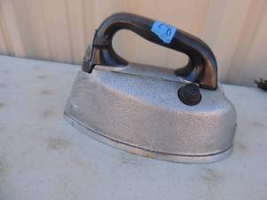 lot 269 image: Metal iron with handle Steam electric co. St. Louis MO. Series P532375B 620 watts