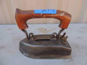 lot 274 image: Cast iron with handle Baltimore Jales agency 450 watts