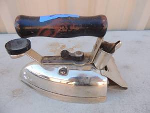 lot 275 image: Metal iron with handle General electric Co. Cat no. 146F85 watts 1000
