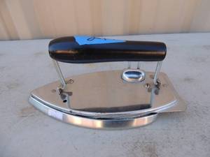lot 277 image: Metal iron with handle marked fiery feather Georgia MFG. Co. USA 400 watts
