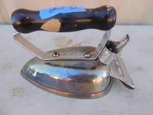 lot 278 image: Metal iron with handle marked universal landers Fray and clark USA No. E7709 500 watts m