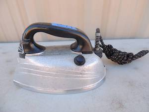 lot 279 image: Metal iron with handle and outlet cord Steam electric corp. Dt. Louis MO model 425 600 watts