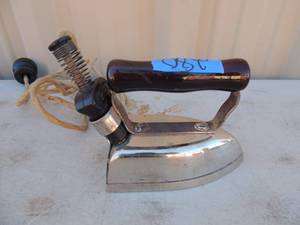 lot 280 image: Metal iron with handle and outlet cord marked little Princess electric iron Chicago flexible shaft co. US 3 amp.