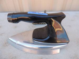 lot 282 image: Metal iron with handle and outlet cord Sunbeam Iron master model ALO 1000 watts