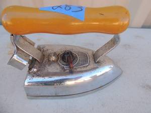 lot 283 image: Metal iron with handle marked American beauty No. 66AB American electrical heater co.  1000 watts