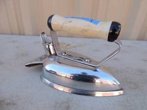 lot 284 image: Metal iron with handle Universal Landers Fray and clark USA No. W7719 580 watts