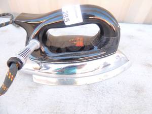 lot 285 image: Metal iron with handle and outlet cord Sunbeam Steam master model 3-2D 1000 watts