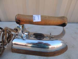 lot 286 image: Cast iron with handle and outlet cord W.M. Cissell mfg. co. Inc. USA model Axe 16 lbs. 1000 watts