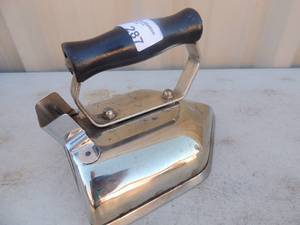 lot 287 image: Metal iron with handle marked crown MFG. Co. St. Louis MO type 3300 700 watts