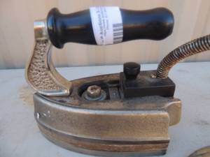 lot 288 image: Cast iron with handle and outlet cord Peloze mfg. co. chicago 500 watts