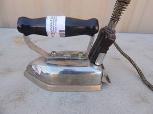 lot 289 image: Metal iron with handle and outlet cord KM electrical perfection cat. No. 415 Knapp Monarch Co. 375 watts