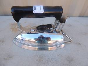 lot 290 image: metal iron with handle marked singer sewing machine co. model B 800 watts