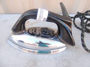 lot 291 image: Metal iron with handle and outlet cord Samson Automatic Samson united style #5011 1000 wats