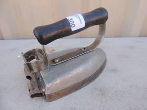 lot 300 image: Cast iron with handle marked du-mul a duke miller product Michigan USA 550 wats