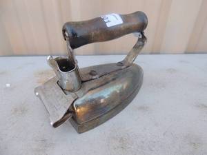 lot 301 image: Metal Iron with handle General Electric Hotpoint Model R 575 watts
