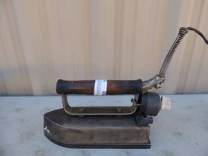 lot 302 image: Cast iron with handle and cord general electric WA Pat 261906