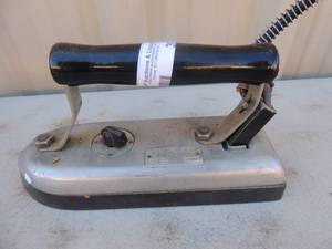 lot 303 image: Cast iron with handle and outlet cord The Rimers model 160-1 USA 1000 watts