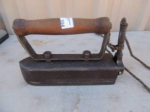 lot 304 image: cast iron with handle  and outlet no markings