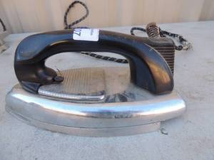 lot 307 image: Metal iron with handle and power cord general electric 1000 watts