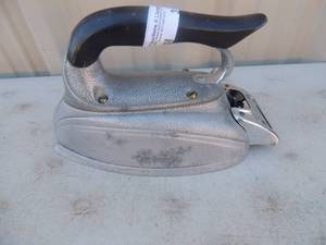 lot 310 image: Cast iron with handle and power cord Steam-o-matic  525 watts